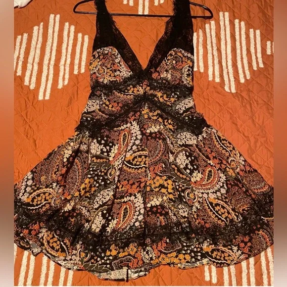 Tiffany Lace Minidress from Urban Outfitters, Large, in Excellent Condition - Picture 4 of 4